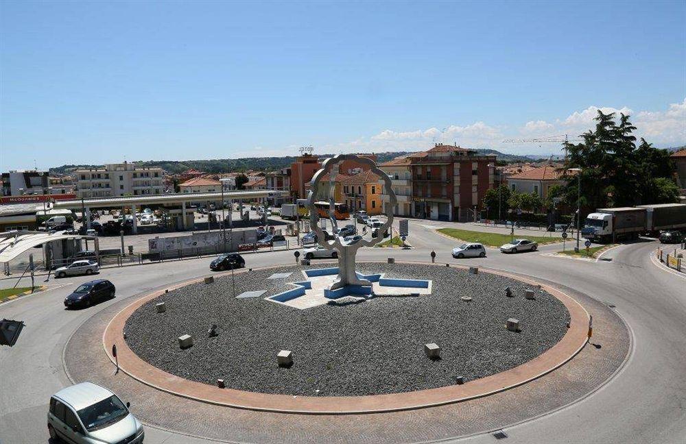 Hotel Solarium Civitanova Marche Bagian luar foto